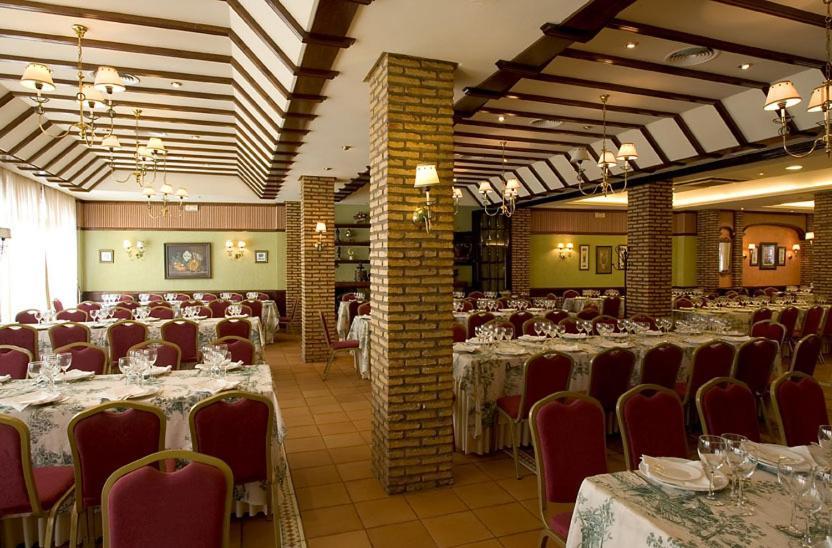 Hotel Manolo Mayo Los Palacios Y Villafranca Esterno foto