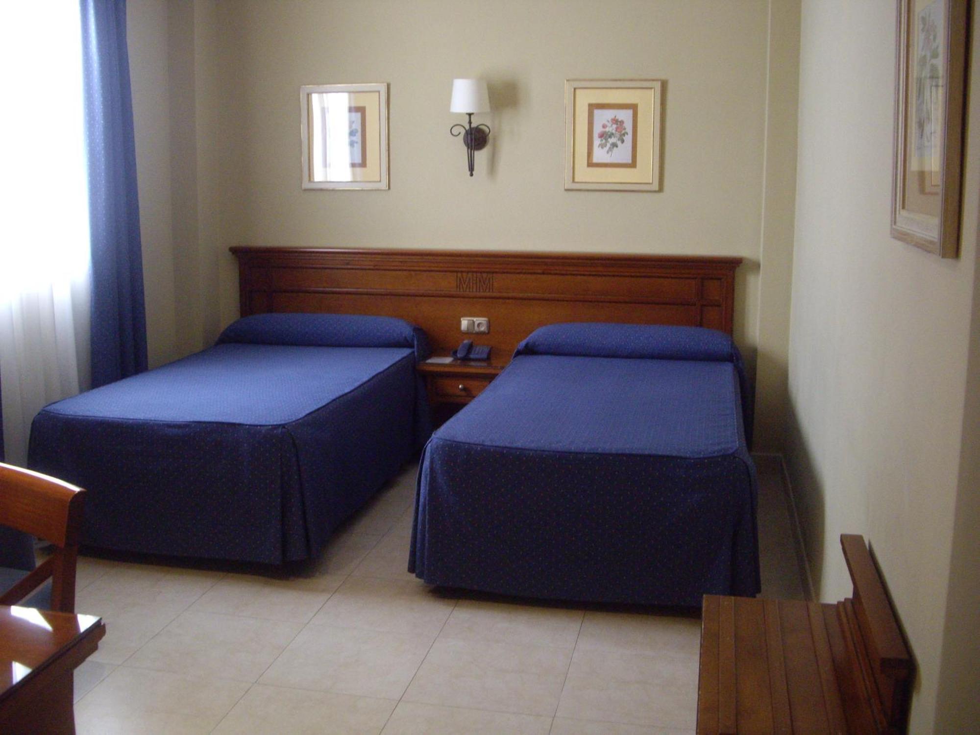 Hotel Manolo Mayo Los Palacios Y Villafranca Esterno foto