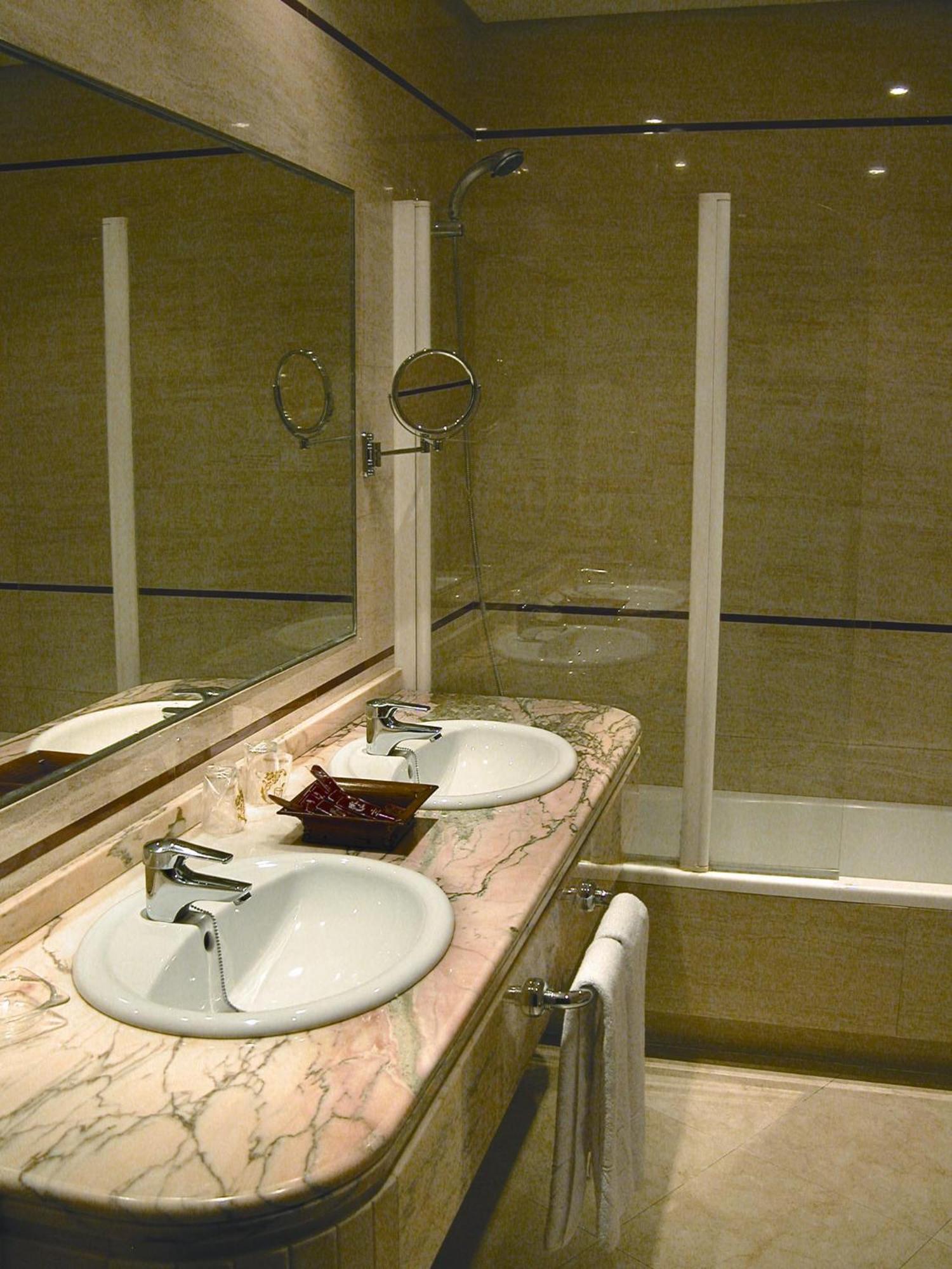 Hotel Manolo Mayo Los Palacios Y Villafranca Esterno foto