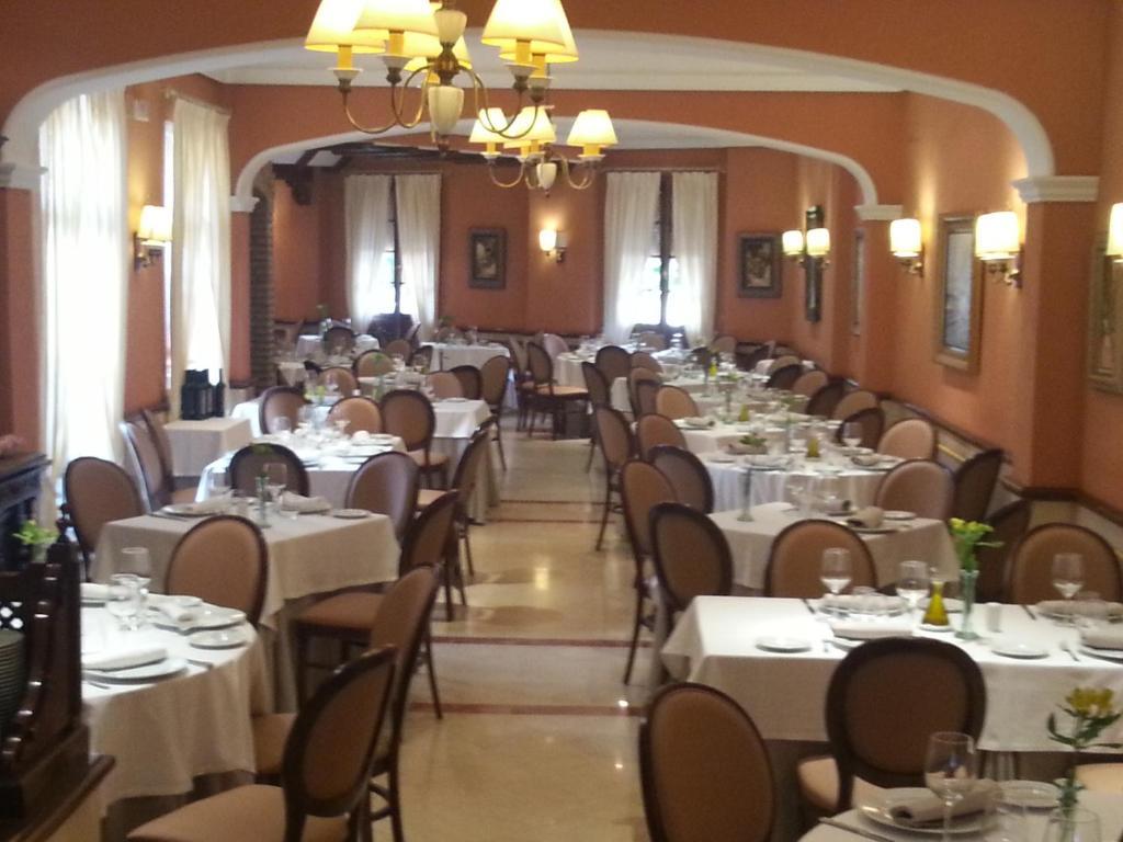 Hotel Manolo Mayo Los Palacios Y Villafranca Esterno foto