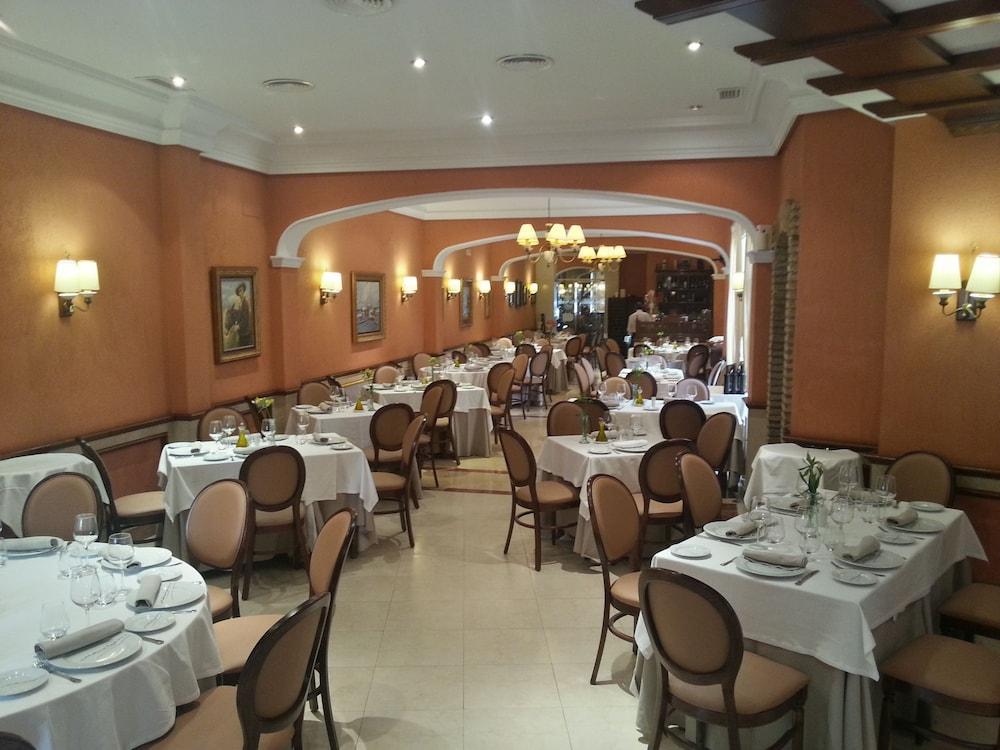 Hotel Manolo Mayo Los Palacios Y Villafranca Esterno foto