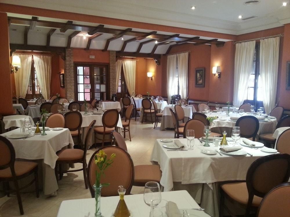 Hotel Manolo Mayo Los Palacios Y Villafranca Esterno foto